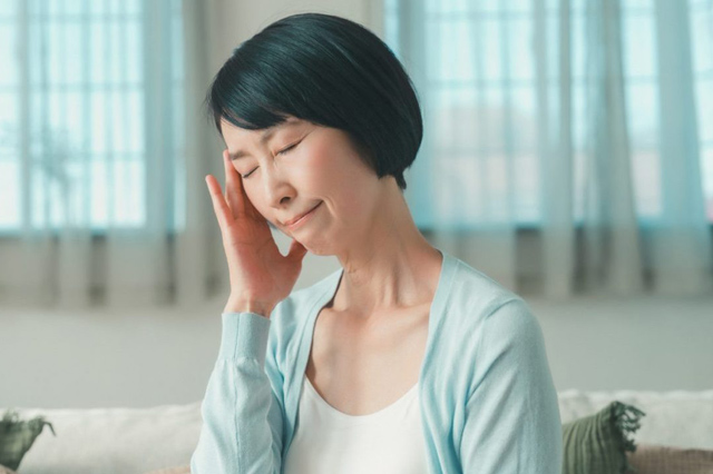 市販薬で改善しない『片頭痛』の原因は？ 受診の目安と見分け方を医師が解説