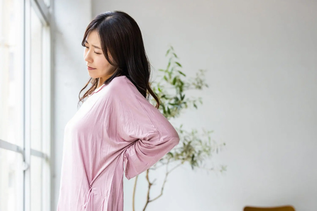 冬場に起こる辛い腰痛...「自律神経の乱れ」と「冷え」が原因?薬剤師が解説