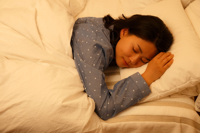 寝るときの姿勢が体に与える影響は? 「仰向け・うつ伏せ・横向き」どれがいい?