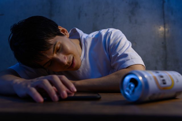 睡眠障害を解決するためにお酒を飲むのはNG！ 睡眠薬で改善するべきワケとは