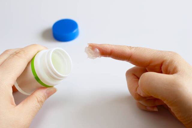 【薬剤師監修】「ワセリン」の効果や正しい使い方は? 乾燥肌を予防するための使用方法