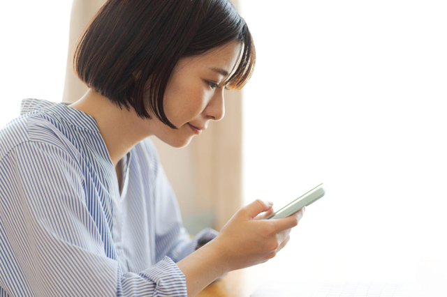 首こり・肩こりが治らない…それ、“スマホ首”が原因かも？ 脊椎外科医が正しい対策を解説