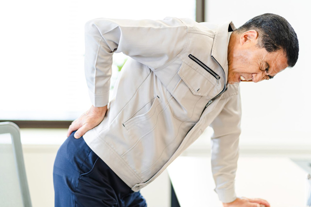【デスクワーカー必見】「腰痛」の対処法を医師が解説! 手軽に実践できるメソッド公開!